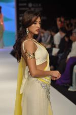 Model walks the ramp for Kashi Jeweller Show at IIJW Day 4 on 22nd Aug 2012 (144).JPG
