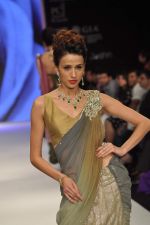 Model walks the ramp for Kashi Jeweller Show at IIJW Day 4 on 22nd Aug 2012 (153).JPG