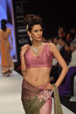Model walks the ramp for Kashi Jeweller Show at IIJW Day 4 on 22nd Aug 2012 (160).JPG