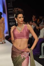 Model walks the ramp for Kashi Jeweller Show at IIJW Day 4 on 22nd Aug 2012 (161).JPG