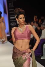 Model walks the ramp for Kashi Jeweller Show at IIJW Day 4 on 22nd Aug 2012 (162).JPG