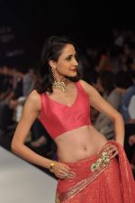 Model walks the ramp for Kashi Jeweller Show at IIJW Day 4 on 22nd Aug 2012 (208).JPG