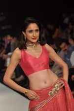 Model walks the ramp for Kashi Jeweller Show at IIJW Day 4 on 22nd Aug 2012 (209).JPG