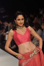 Model walks the ramp for Kashi Jeweller Show at IIJW Day 4 on 22nd Aug 2012 (211).JPG
