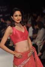 Model walks the ramp for Kashi Jeweller Show at IIJW Day 4 on 22nd Aug 2012 (212).JPG