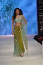 Model walks the ramp for Kashi Jeweller Show at IIJW Day 4 on 22nd Aug 2012 (213).JPG