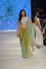 Model walks the ramp for Kashi Jeweller Show at IIJW Day 4 on 22nd Aug 2012 (214).JPG
