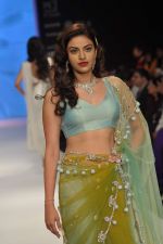 Model walks the ramp for Kashi Jeweller Show at IIJW Day 4 on 22nd Aug 2012 (215).JPG