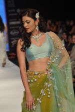 Model walks the ramp for Kashi Jeweller Show at IIJW Day 4 on 22nd Aug 2012 (216).JPG
