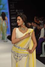 Model walks the ramp for Kashi Jeweller Show at IIJW Day 4 on 22nd Aug 2012 (220).JPG