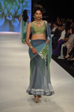 Model walks the ramp for Kashi Jeweller Show at IIJW Day 4 on 22nd Aug 2012 (226).JPG