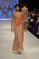 Model walks the ramp for Kashi Jeweller Show at IIJW Day 4 on 22nd Aug 2012 (233).JPG