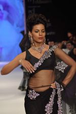 Model walks the ramp for Kashi Jeweller Show at IIJW Day 4 on 22nd Aug 2012 (252).JPG