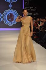 Model walks the ramp for Saboo Fine Jewels Show at IIJW Day 4 on 22nd Aug 2012 (114).JPG