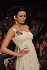 Model walks the ramp for Saboo Fine Jewels Show at IIJW Day 4 on 22nd Aug 2012 (78).JPG