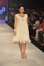 Model walks the ramp for Saboo Fine Jewels Show at IIJW Day 4 on 22nd Aug 2012 (82).JPG
