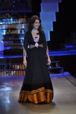 Madhuri Dixit walks the ramp for PC Jeweller Show at IIJW Day 5 Grand Finale on 23rd Aug 2012 (120).JPG