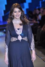 Madhuri Dixit walks the ramp for PC Jeweller Show at IIJW Day 5 Grand Finale on 23rd Aug 2012 (124).JPG