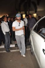 Saif Ali Khan return from Paris on 23rd Aug 2012 (40).JPG