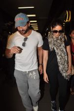 Saif Ali Khan,Kareena Kapoor return from Paris on 23rd Aug 2012 (31).JPG