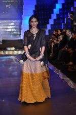Sonam Kapoor walks the ramp for PC Jeweller Show at IIJW Day 5 Grand Finale on 23rd Aug 2012 (84).JPG