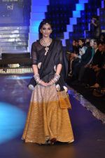 Sonam Kapoor walks the ramp for PC Jeweller Show at IIJW Day 5 Grand Finale on 23rd Aug 2012 (85).JPG