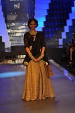 Sonam Kapoor walks the ramp for PC Jeweller Show at IIJW Day 5 Grand Finale on 23rd Aug 2012 (89).JPG