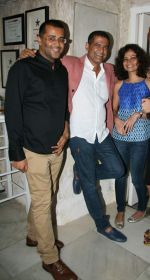 Chetan Bhagat, AD Singh & Anusha at olive Mahalaxmi_s 4th Anniversary in Mumbai on 26th Aug 2012.JPG