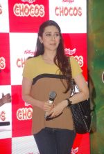 Karisma Kapoor plays with kids at Kellogs chocos augmented reality game on 24th Aug 2012 (10).JPG
