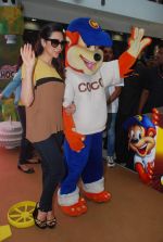 Karisma Kapoor plays with kids at Kellogs chocos augmented reality game on 24th Aug 2012 (101).JPG