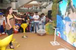 Karisma Kapoor plays with kids at Kellogs chocos augmented reality game on 24th Aug 2012 (19).JPG