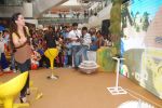 Karisma Kapoor plays with kids at Kellogs chocos augmented reality game on 24th Aug 2012 (20).JPG