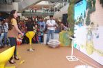 Karisma Kapoor plays with kids at Kellogs chocos augmented reality game on 24th Aug 2012 (22).JPG