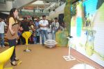 Karisma Kapoor plays with kids at Kellogs chocos augmented reality game on 24th Aug 2012 (28).JPG