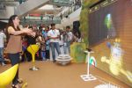 Karisma Kapoor plays with kids at Kellogs chocos augmented reality game on 24th Aug 2012 (29).JPG