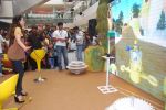 Karisma Kapoor plays with kids at Kellogs chocos augmented reality game on 24th Aug 2012 (30).JPG