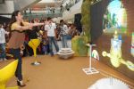Karisma Kapoor plays with kids at Kellogs chocos augmented reality game on 24th Aug 2012 (32).JPG