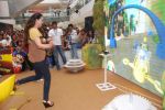 Karisma Kapoor plays with kids at Kellogs chocos augmented reality game on 24th Aug 2012 (33).JPG