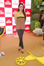 Karisma Kapoor plays with kids at Kellogs chocos augmented reality game on 24th Aug 2012 (34).JPG