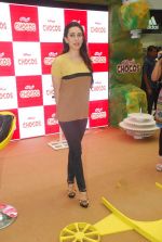 Karisma Kapoor plays with kids at Kellogs chocos augmented reality game on 24th Aug 2012 (35).JPG