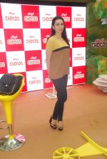 Karisma Kapoor plays with kids at Kellogs chocos augmented reality game on 24th Aug 2012 (36).JPG