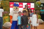 Karisma Kapoor plays with kids at Kellogs chocos augmented reality game on 24th Aug 2012 (41).JPG