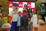 Karisma Kapoor plays with kids at Kellogs chocos augmented reality game on 24th Aug 2012 (43).JPG