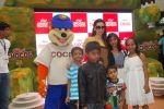 Karisma Kapoor plays with kids at Kellogs chocos augmented reality game on 24th Aug 2012 (47).JPG