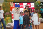 Karisma Kapoor plays with kids at Kellogs chocos augmented reality game on 24th Aug 2012 (49).JPG