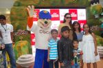 Karisma Kapoor plays with kids at Kellogs chocos augmented reality game on 24th Aug 2012 (50).JPG