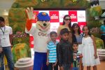 Karisma Kapoor plays with kids at Kellogs chocos augmented reality game on 24th Aug 2012 (51).JPG