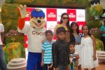 Karisma Kapoor plays with kids at Kellogs chocos augmented reality game on 24th Aug 2012 (56).JPG