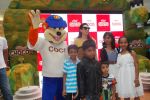 Karisma Kapoor plays with kids at Kellogs chocos augmented reality game on 24th Aug 2012 (57).JPG