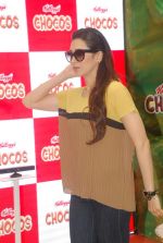 Karisma Kapoor plays with kids at Kellogs chocos augmented reality game on 24th Aug 2012 (58).JPG